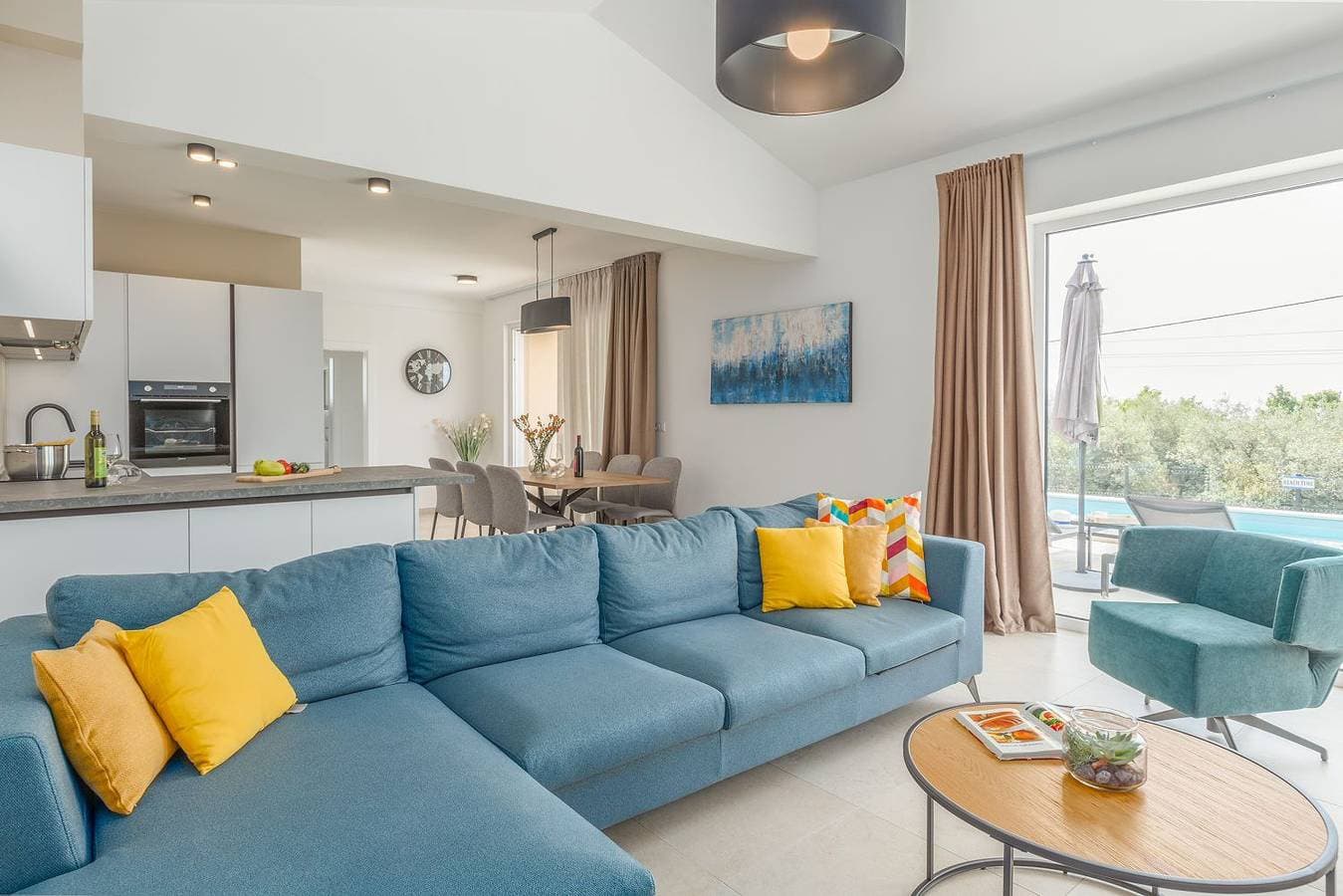 Foto 7 von 39: Neue und hundefreundliche Villa mit Panorama-Meerblick, Privatpool, Grillbereich, Babybett, Waschmaschine