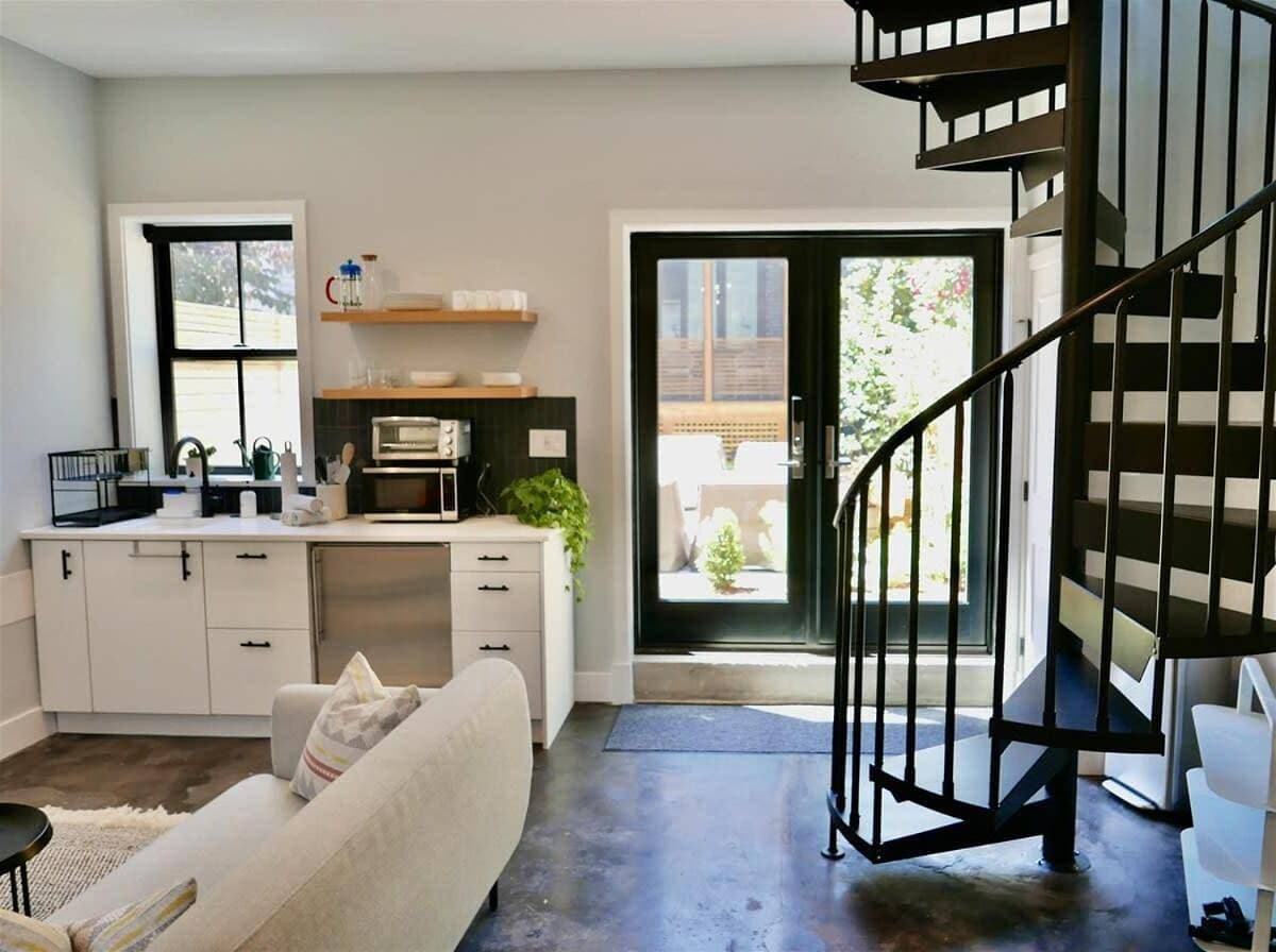 The Chic Carriage house in Shaw Sleeps 2 1