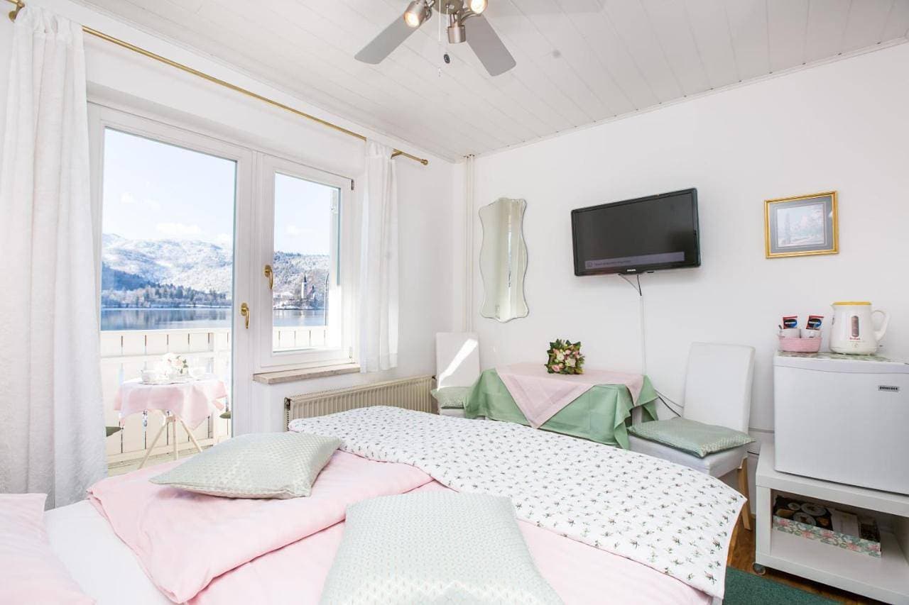 Foto 9 von 19: Double Room with Lake View