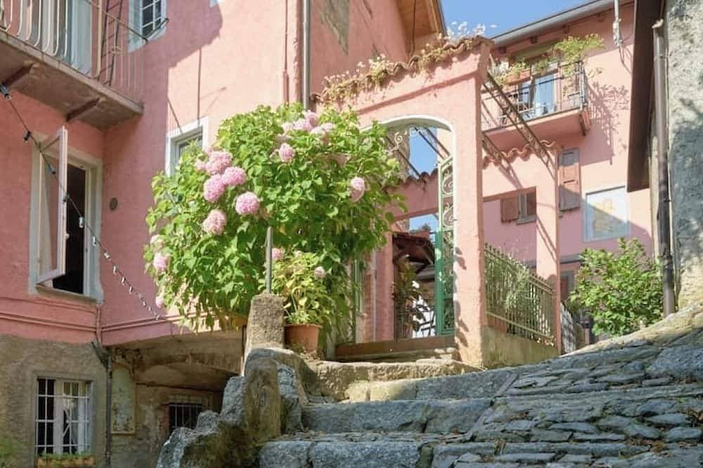 The View | Terrace overlooking Lake Como in a dreamy hamlet 1