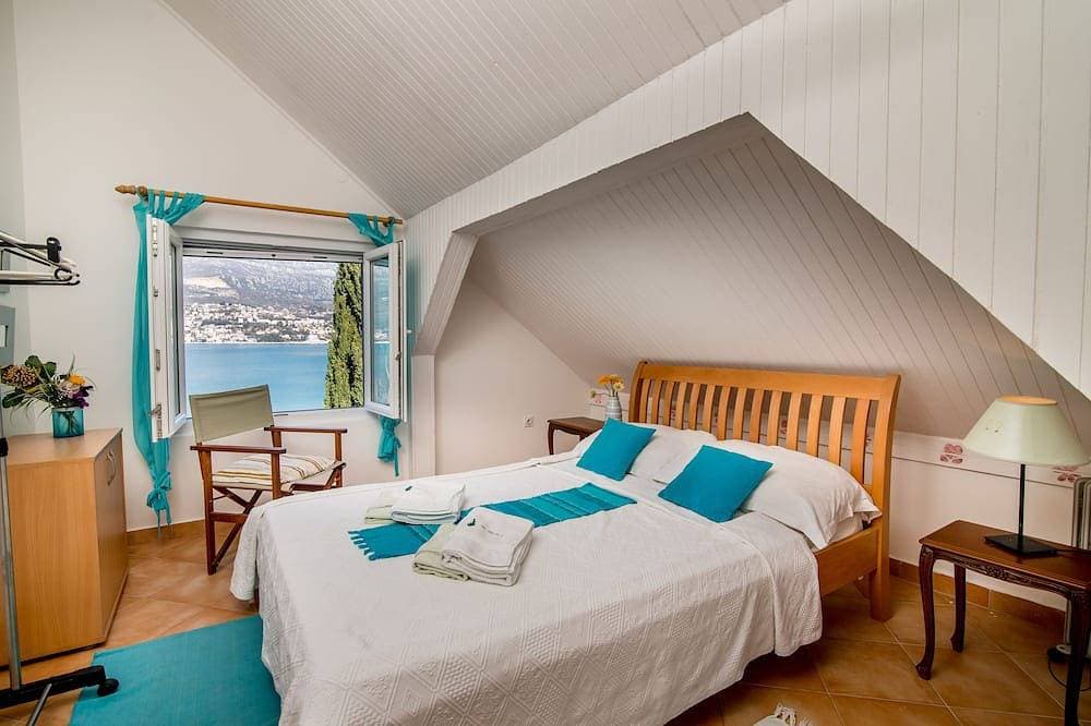 Foto 7 von 30: Luxu-Ferienhaus an der Küste mit privatem Anlegeplatz, Njivice, Montenegro