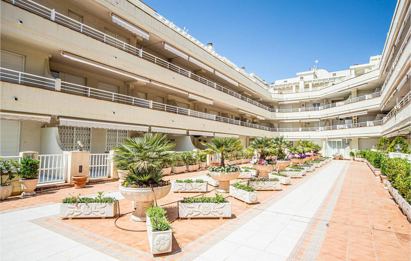 Foto 7 von 16: Apartment mit Meerblick, Pool und Terrasse