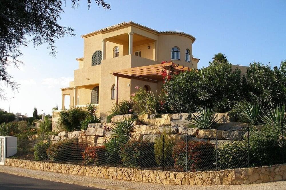 Luxusvilla mit 4 Schlafzimmern, Pool und Meerblick in der Nähe von Strand und Dorf 1