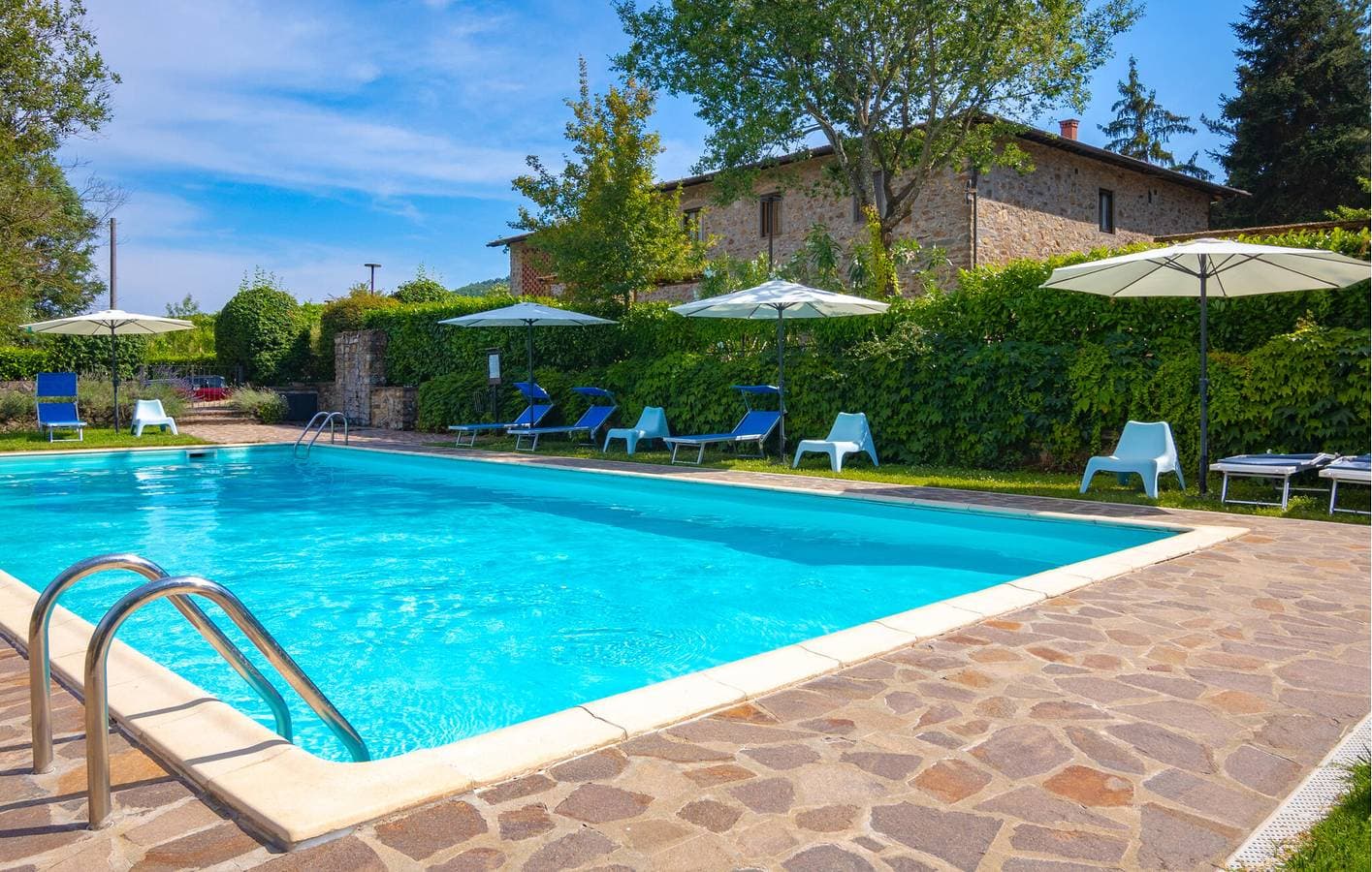 Foto 3 von 15: Gemütlicher Aufenthalt am Pool des Lago di Dudda