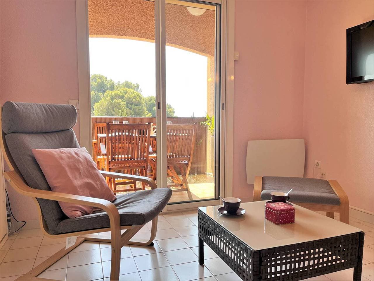 Foto 3 von 14: Studio mit Terrasse, privatem Parkplatz in Meernähe