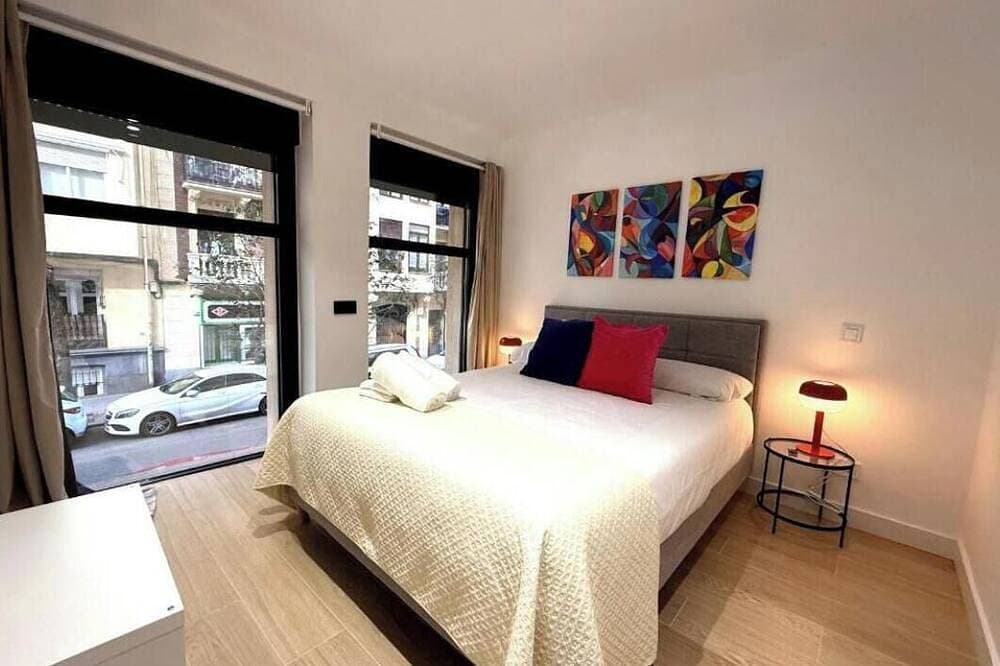 Foto 2 von 30: Stylish 120 m² Duplex Near Atocha Station – Sleeps 8, A/C & Fast WiFi