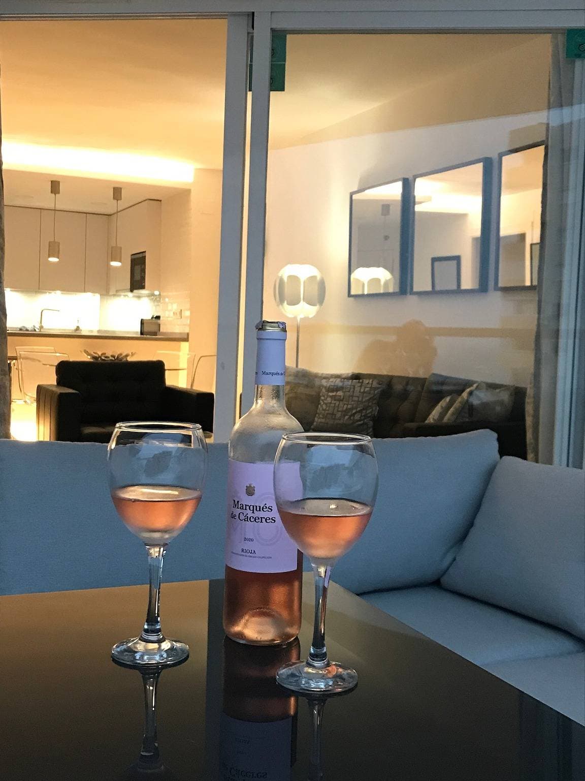Foto 4 von 23: Apartment 'Modern Marina Apt Fantastic' mit Meerblick, WLAN und Klimaanlage