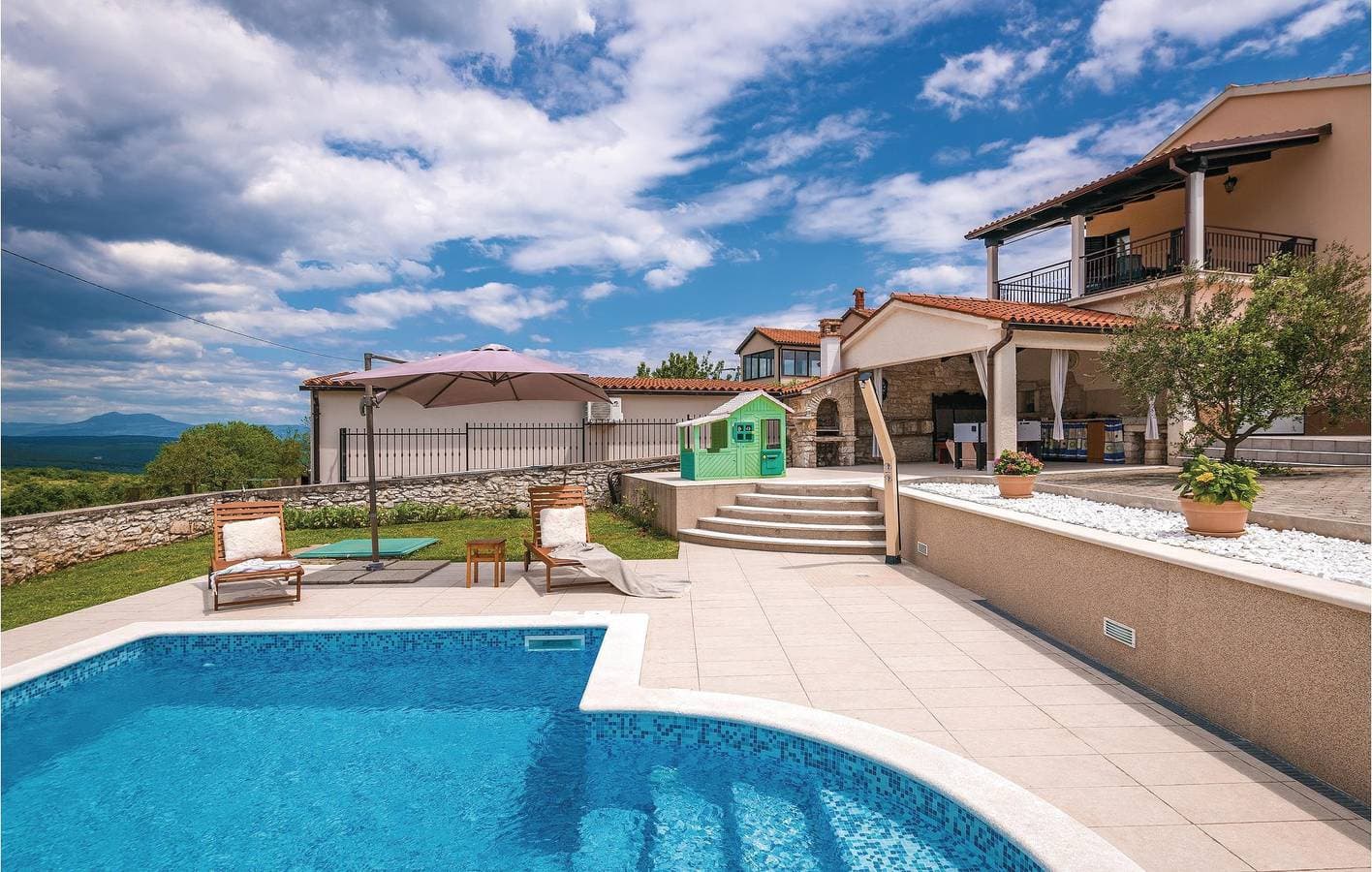 Foto 13 von 49: Charmante Unterkunft, 1,5 km von der Küste entfernt: Pool, WLAN, Terrasse und Parkplätze!
