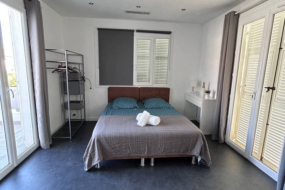 Foto 4 von 30: Superb upstairs villa with private garden and parking.