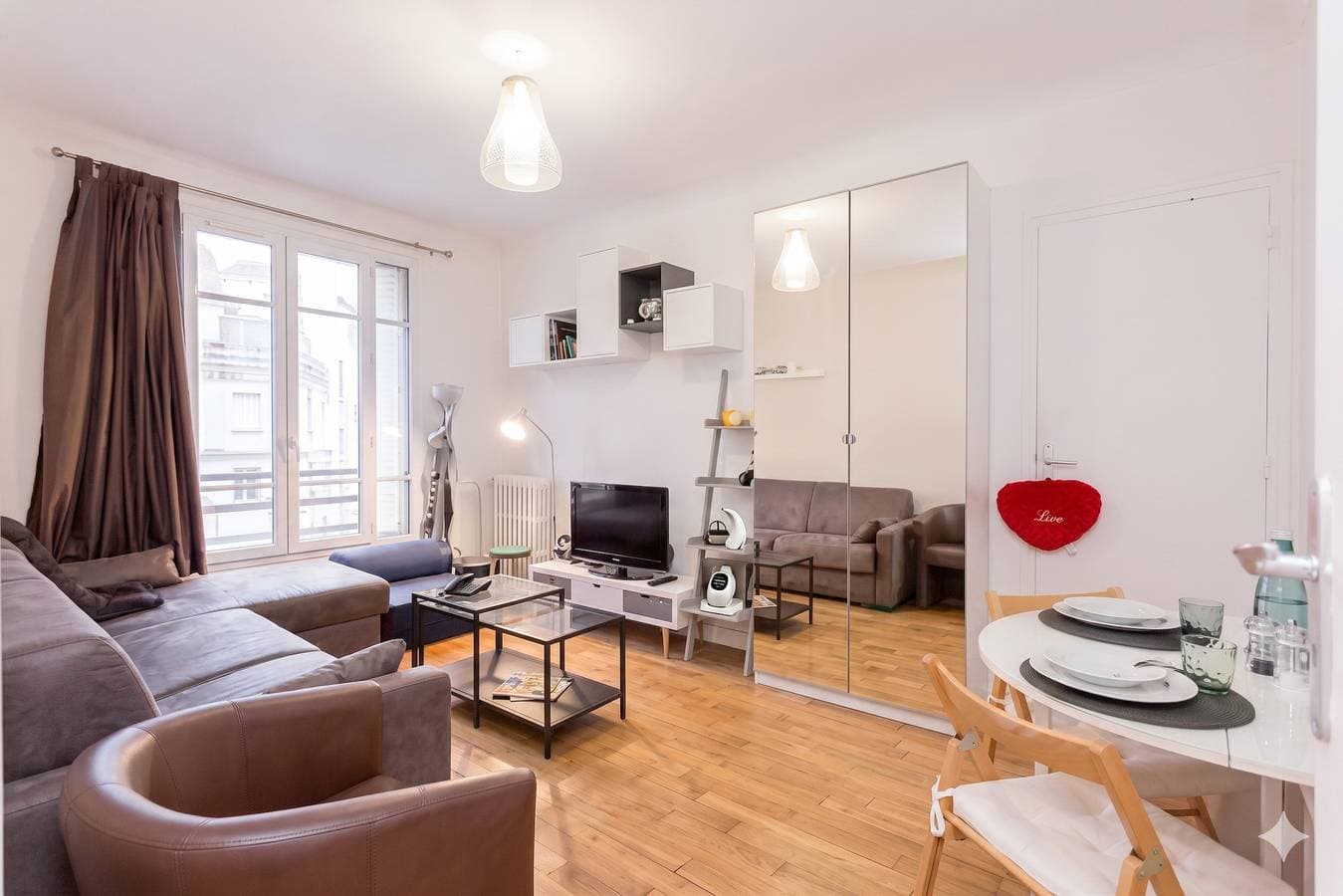 Foto 6 von 16: Charmantes Studio mit Blick auf den Eiffelturm im 15 Jahrhundert von Paris
