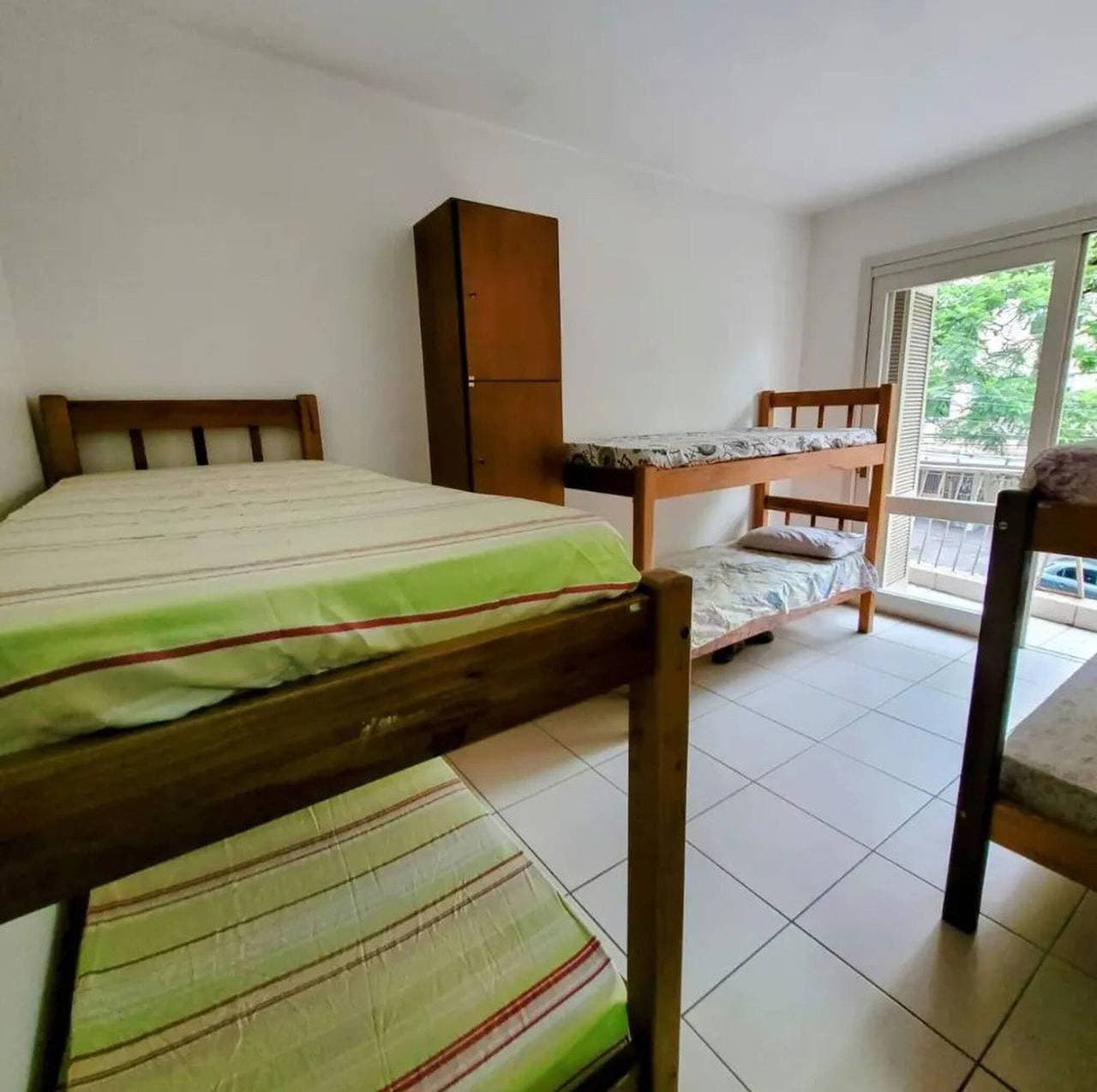 Foto 5 von 11: Gemütliches Porto Alegre B&B – Mehrbettzimmer im Stadtzentrum