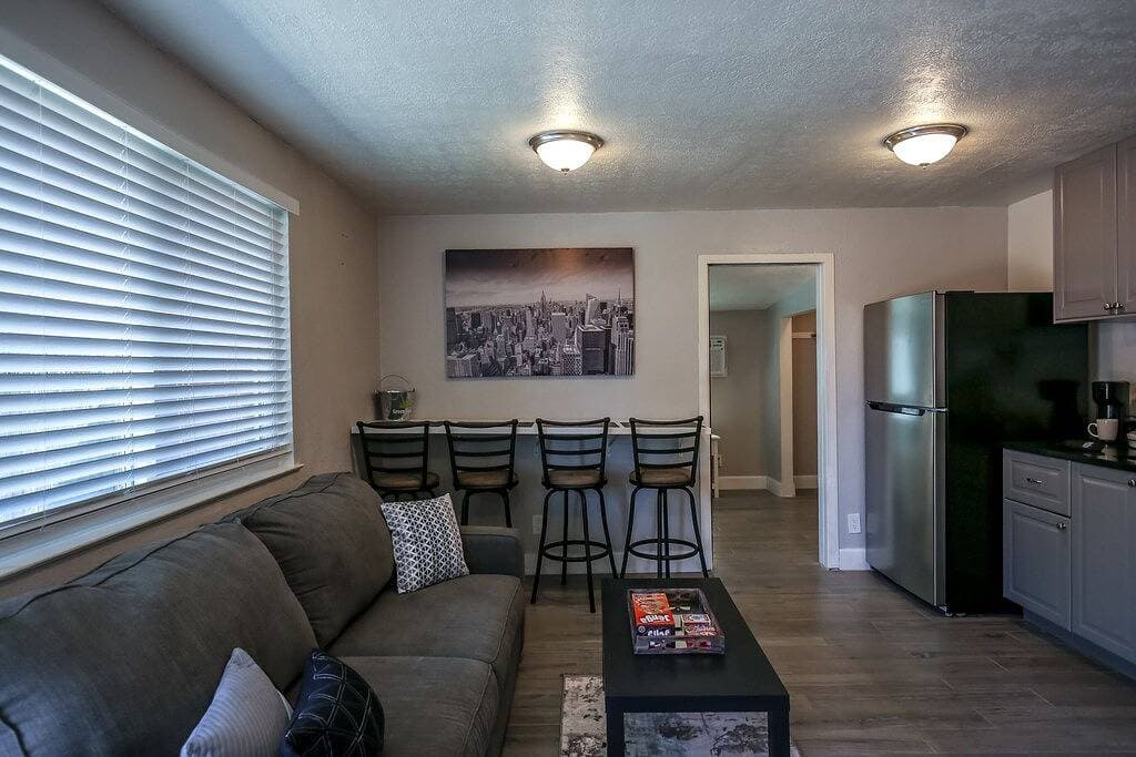 Foto 7 von 23: Modern private in desirable neighborhood