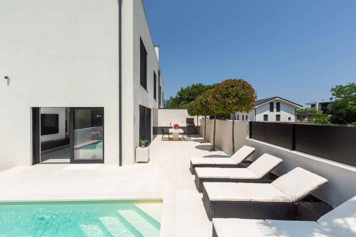 Foto 4 von 46: Villa mit Terrasse und Pool
