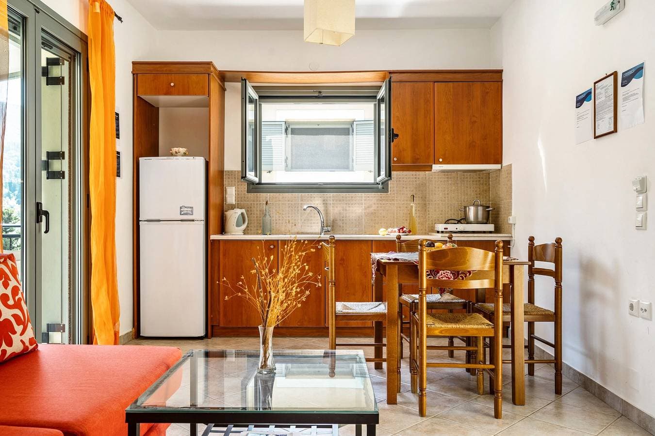 Foto 5 von 22: Ferienwohnung "Alkionides Apartment 2" mit Blick auf den Pinienwald