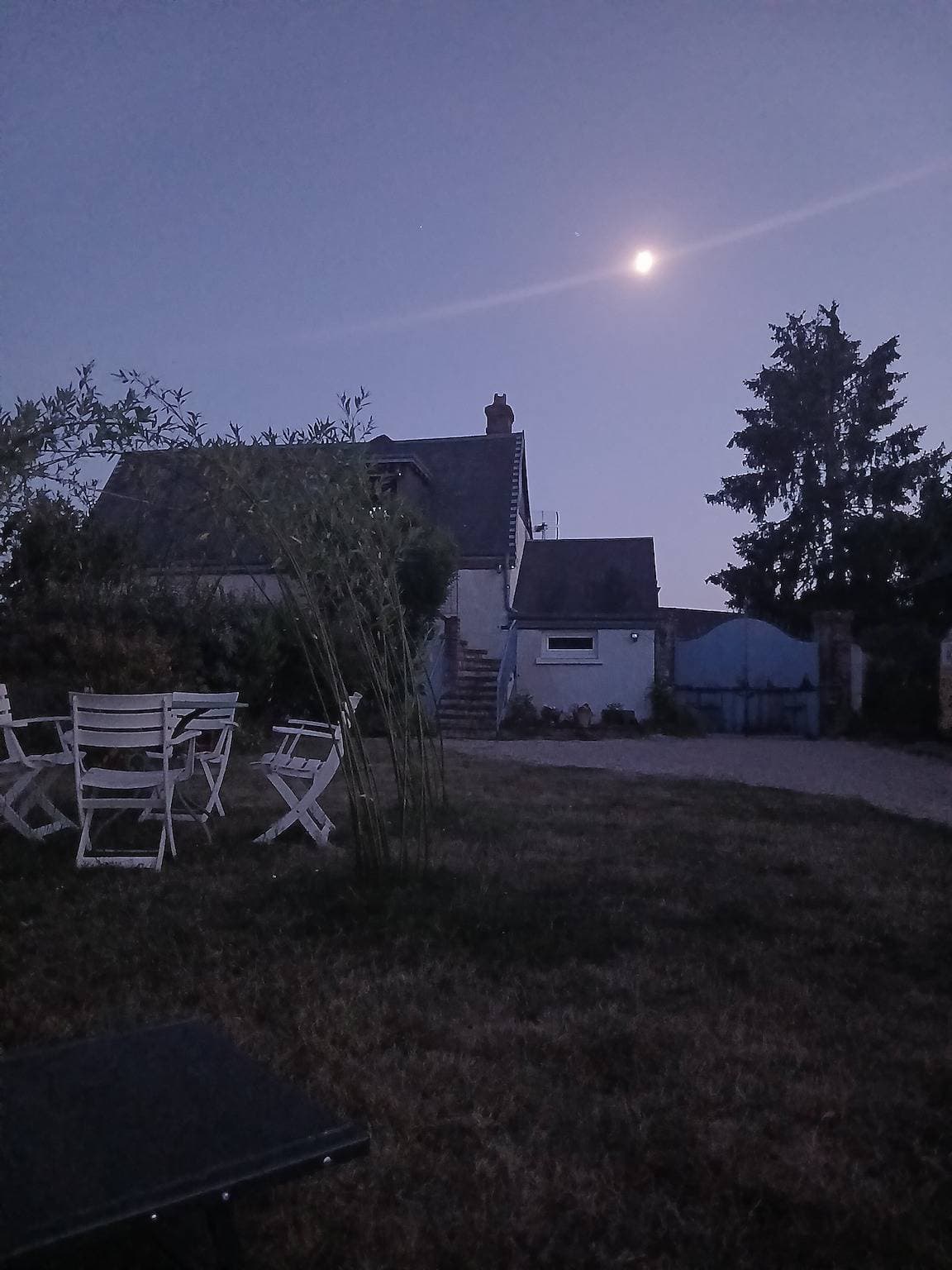 Foto 10 von 28: Gästezimmer „Chambre bleue – 1. Etage“ mit gemeinsamem Garten und WLAN