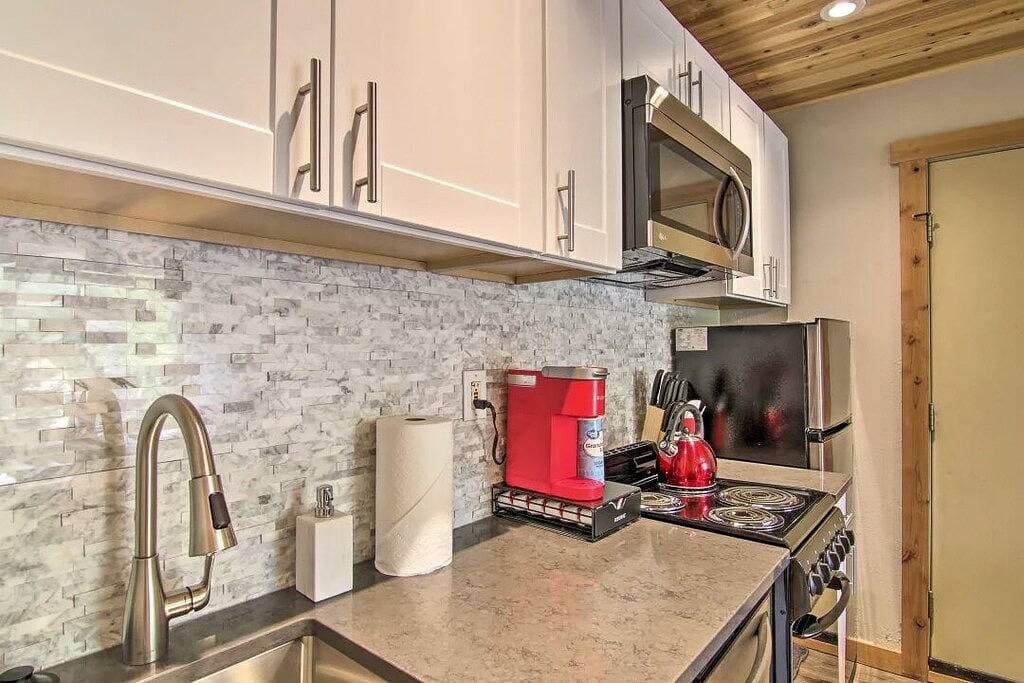Foto 6 von 16: New! Cozy Big Sky Condo: Walk to Ski Lift & Dining