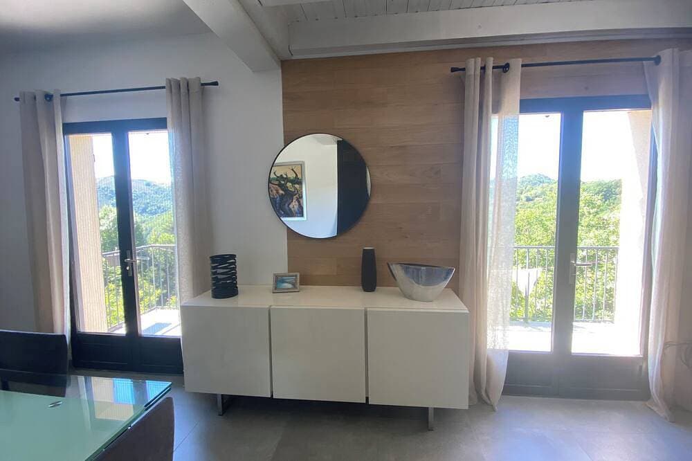 Foto 8 von 30: Contemporary home with a view of the mountains