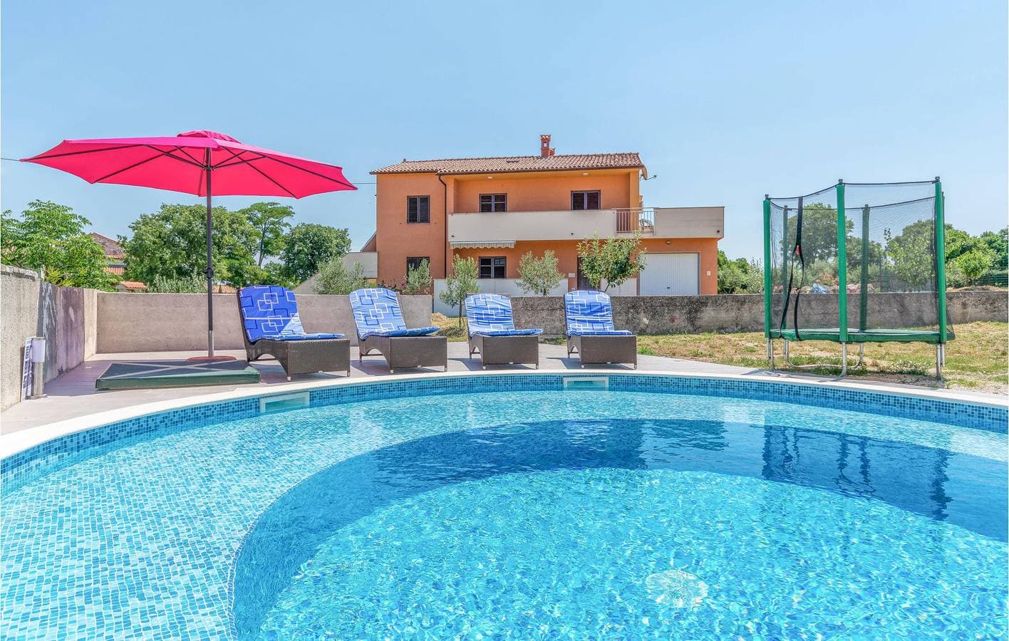 Foto 7 von 35: Modernes Apartment mit 2 Schlafzimmern, Pool und WLAN in der Nähe von Manjadvorci