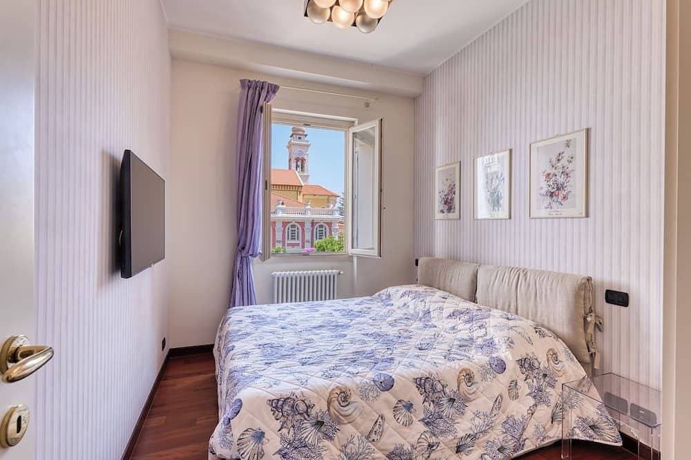 Foto 2 von 26: Palm House apartment in elegant, central setting, a few steps from the sea.