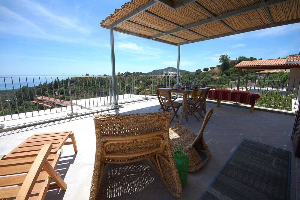 Neue Villa, große Terrasse mit Meerblick. Zwischen s. Margherita und Chia. 1