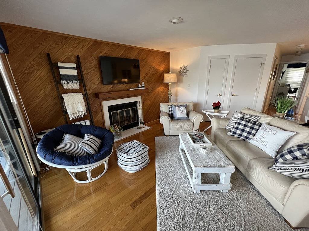 Foto 13 von 44: Charming Lakefront Condo at Bernard's Landing, only steps from the shore!