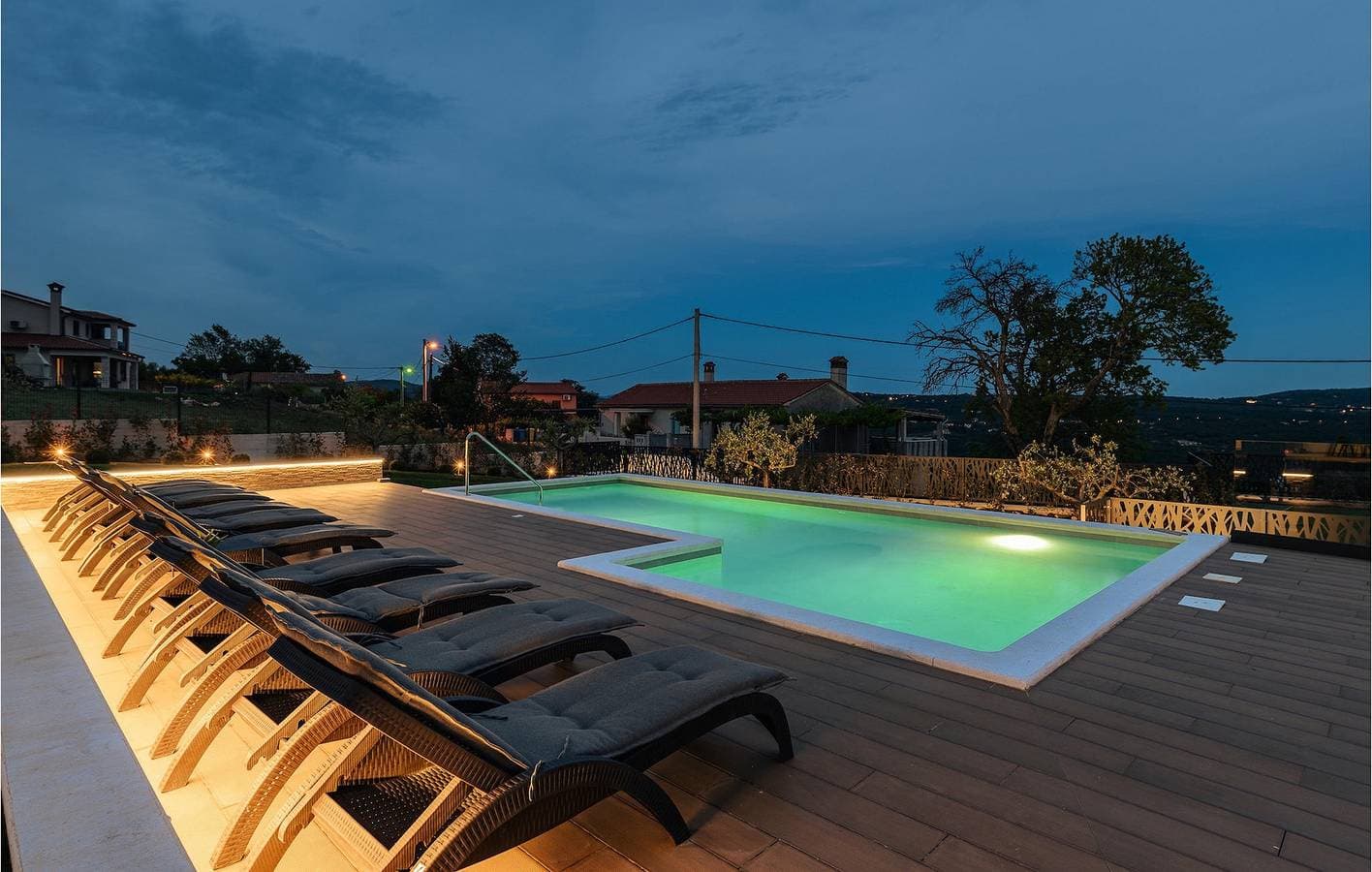 Foto 10 von 54: Gemütliche Ferienwohnung mit beheiztem Pool, Terrasse und WLAN in der Nähe des Stadtzentrums von Raša