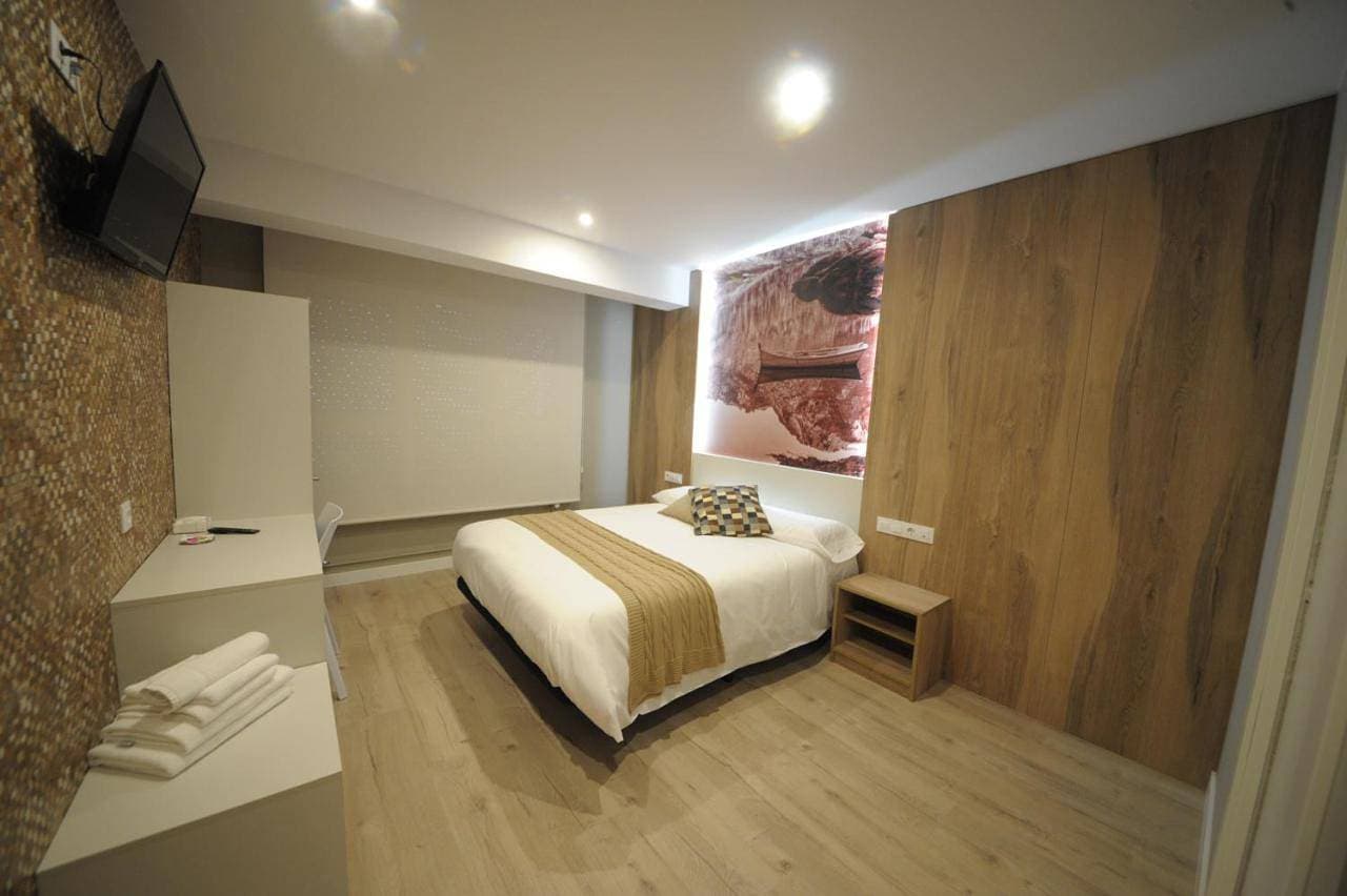 Foto 9 von 9: King Room with Roll-In Shower - Disability Access