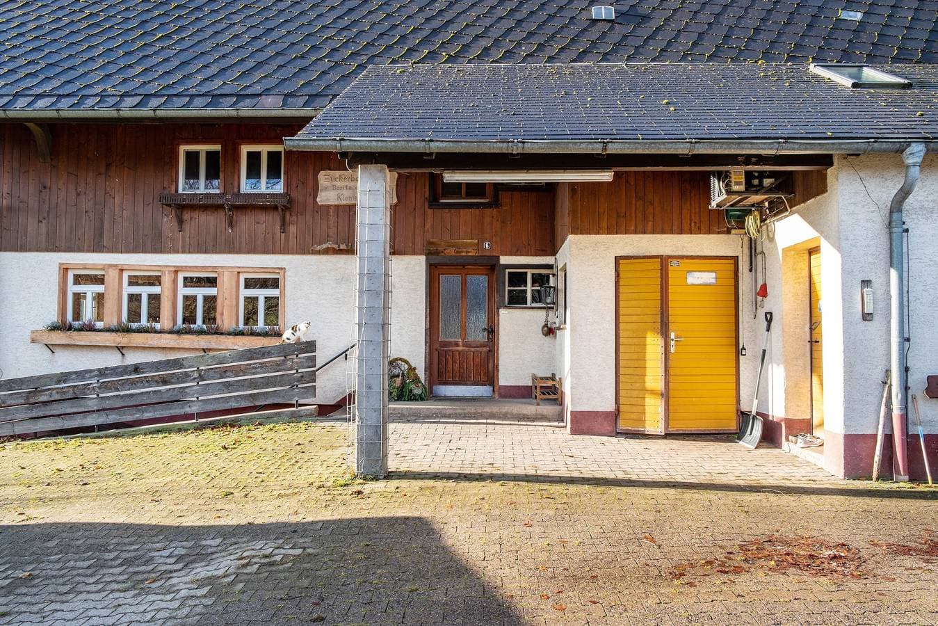 Foto 8 von 33: Ferienwohnung Weideblick Unterkunft mit Hund und Blick in die Natur, Sitzplatz im Garten mit Grill