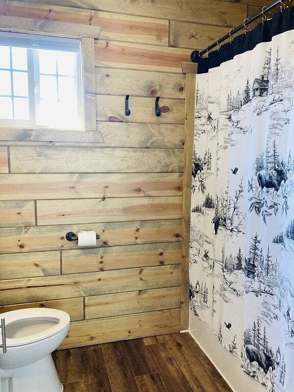 8 miles to Mount Rushmore - Sleeps 2 - King Bed 1
