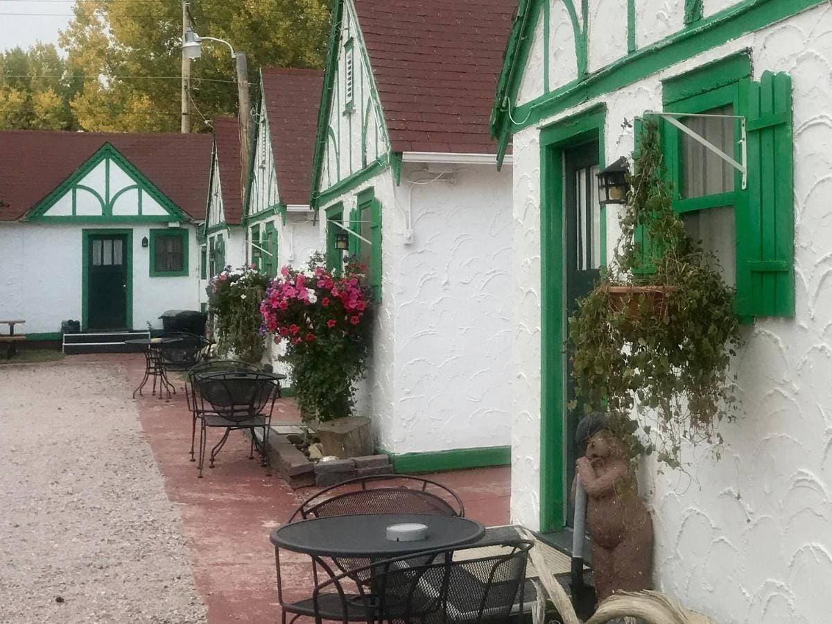 Chalet Motel 1