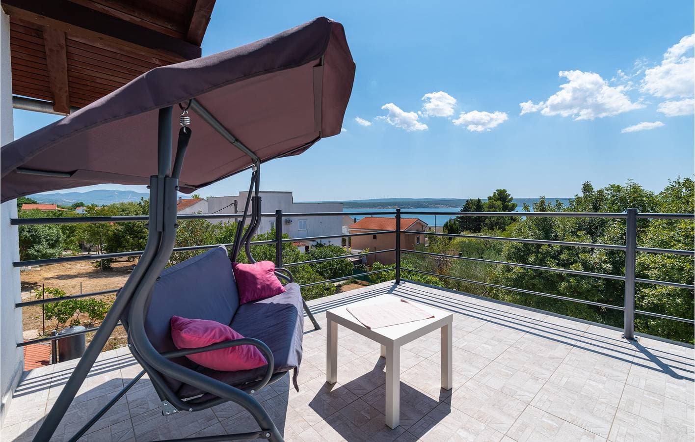 Foto 11 von 37: Ferienwohnung am Meer mit Terrasse, Küche und Parkplatz in der Nähe von Novigradsko Mehr