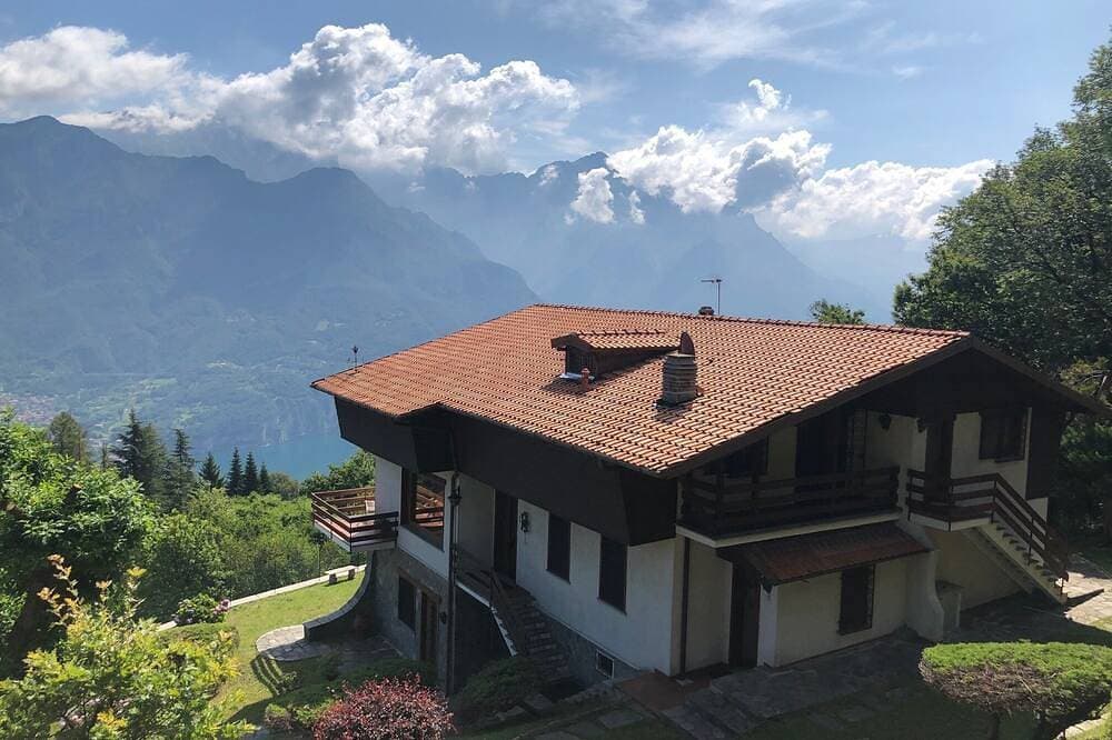 Villa D'Alba with spectacular views of the mountains and Lake Como Queen Suite 1