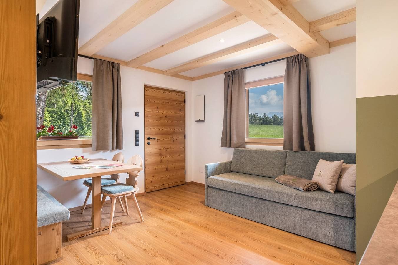 Foto 5 von 33: Ferienwohnung 'Larch' mit Bergblick, Gemeinschaftsgarten und WLAN