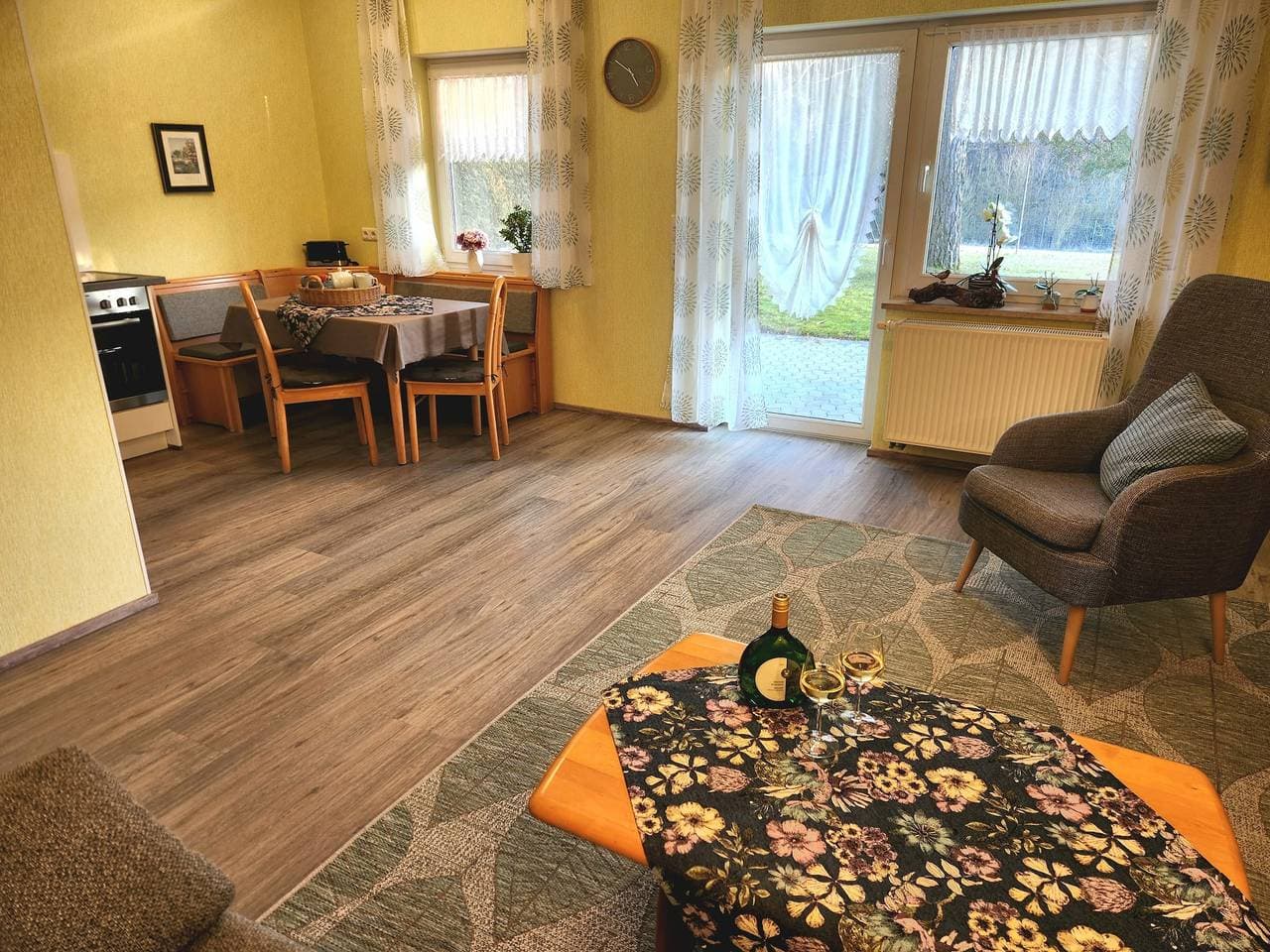 Foto 2 von 35: Ferienwohnung 'Scheurebe' mit privatem Balkon, Gemeinschaftsterrasse und Gemeinschaftsgarten
