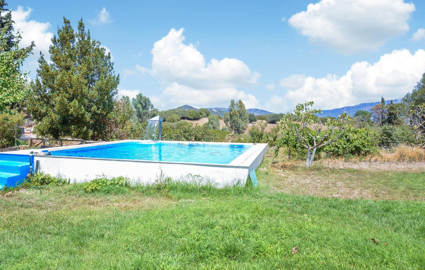 Foto 13 von 38: Rückzugsort am Pool mit Blick auf Garten und Fluss
