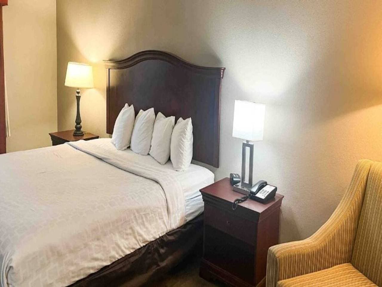 Foto 6 von 34: 1 Queen -bett | Rauchen | Kühlschrank