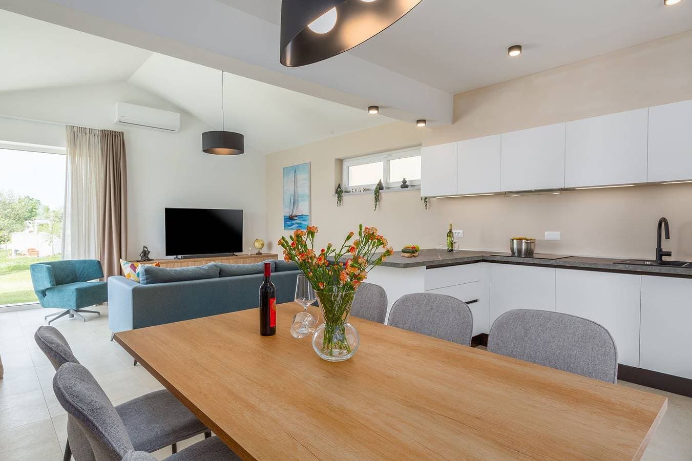Foto 10 von 39: Neue und hundefreundliche Villa mit Panorama-Meerblick, Privatpool, Grillbereich, Babybett, Waschmaschine