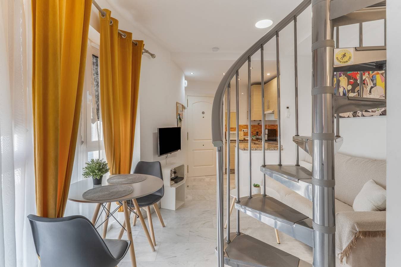 Foto 5 von 21: Apartment 'Ático Céntrico A 2min De La Playa' mit privater Terrasse, WLAN und Klimaanlage