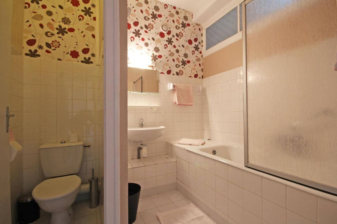 Foto 7 von 9: Family Room with Shared Bathroom