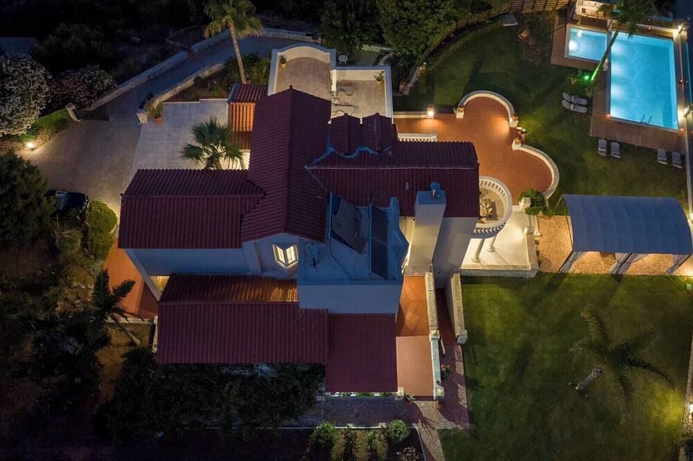 Foto 13 von 30: Breathtaking view*Private Heated Pool*15 sleeps*BBQ*390m2