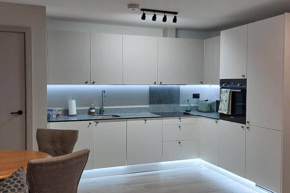 Foto 10 von 10: 10mins  drive from Terminal 5 & 35 mins train to London Waterloo