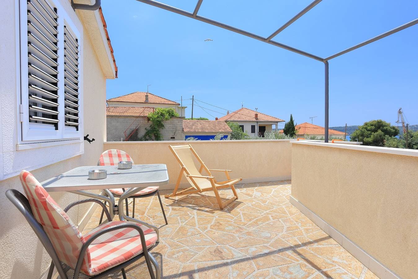 Zimmer mit Terrasse und Meerblick Trogir -b 1
