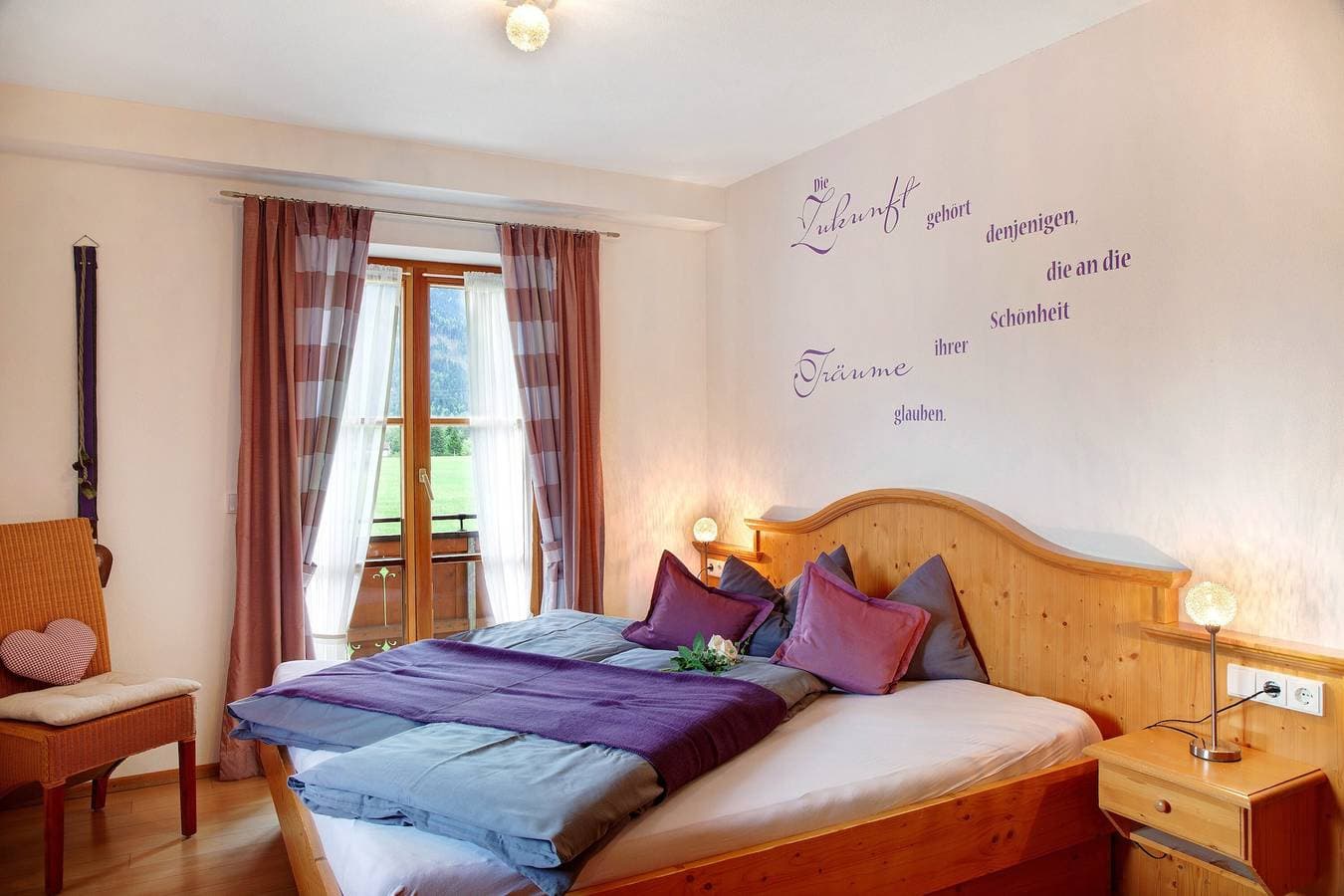 Foto 9 von 24: Ferienwohnung 'Landhaus Bergkulisse' mit Bergblick, Gemeinschaftsterrasse und WLAN