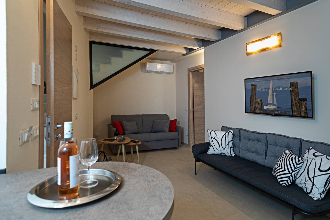 Foto 13 von 36: Regarda - Residenza Gj - piano T moderno bilocale con terrazza panoramica