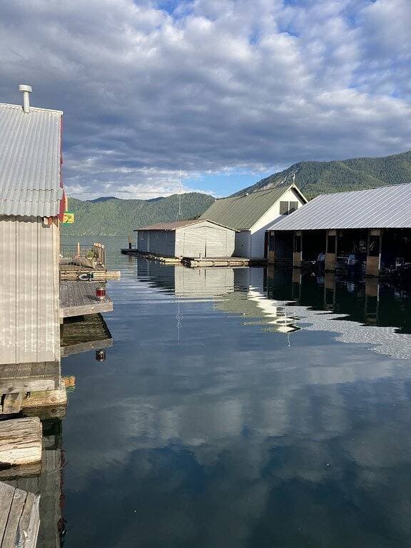 Foto 3 von 16: Cozy Float House in Bayview Idaho