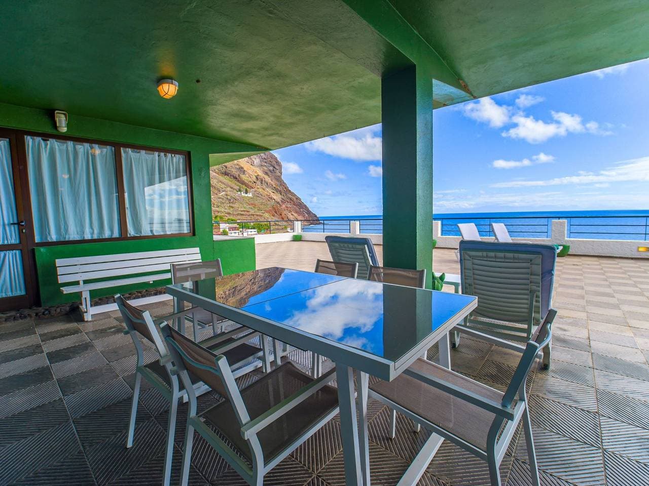 Foto 9 von 38: Zweitstöckiges Ferienvilla mit Terrassen, Pool, Sauna sowie herrlichem Berg- un