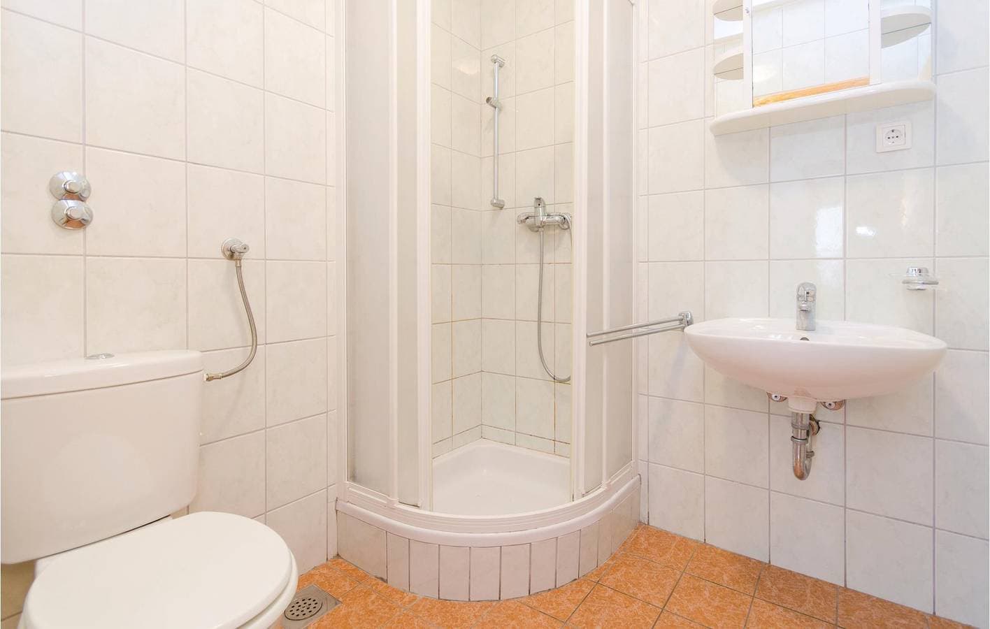 Foto 12 von 17: Gemütliche Ferienwohnung mit Terrasse, Parkplatz und WLAN in der Nähe des Strandes Uvala Bočići