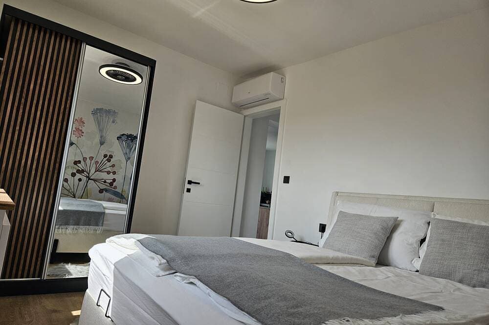 Foto 6 von 21: Moderne Ferienwohnung mit Panorama‑ und Sundowner‑Blick in Malinska (Insel Krk)