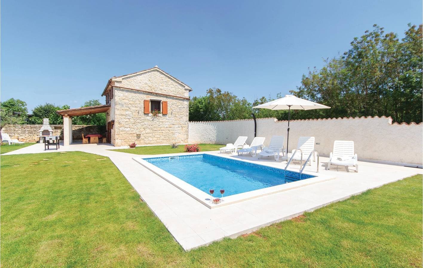 Foto 10 von 43: Charmante Ferienwohnung mit Terrasse und Pool in der Nähe des Stadtzentrums von Manjadvorci