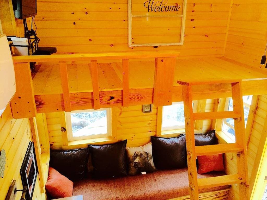 Foto 3 von 28: Shiner Shack Cabin. Ein rustikales Erlebnis in großartiger Lage mit privatem HotTub!